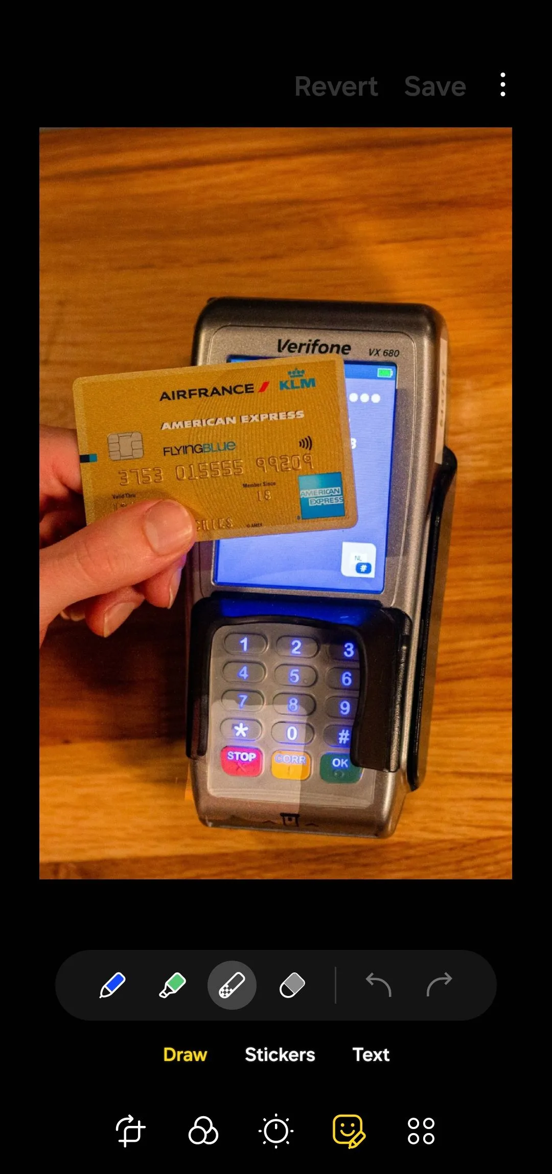 Trình chỉnh sửa ảnh trong ứng dụng Thư viện Samsung Galaxy hiển thị hình ảnh thẻ tín dụng.