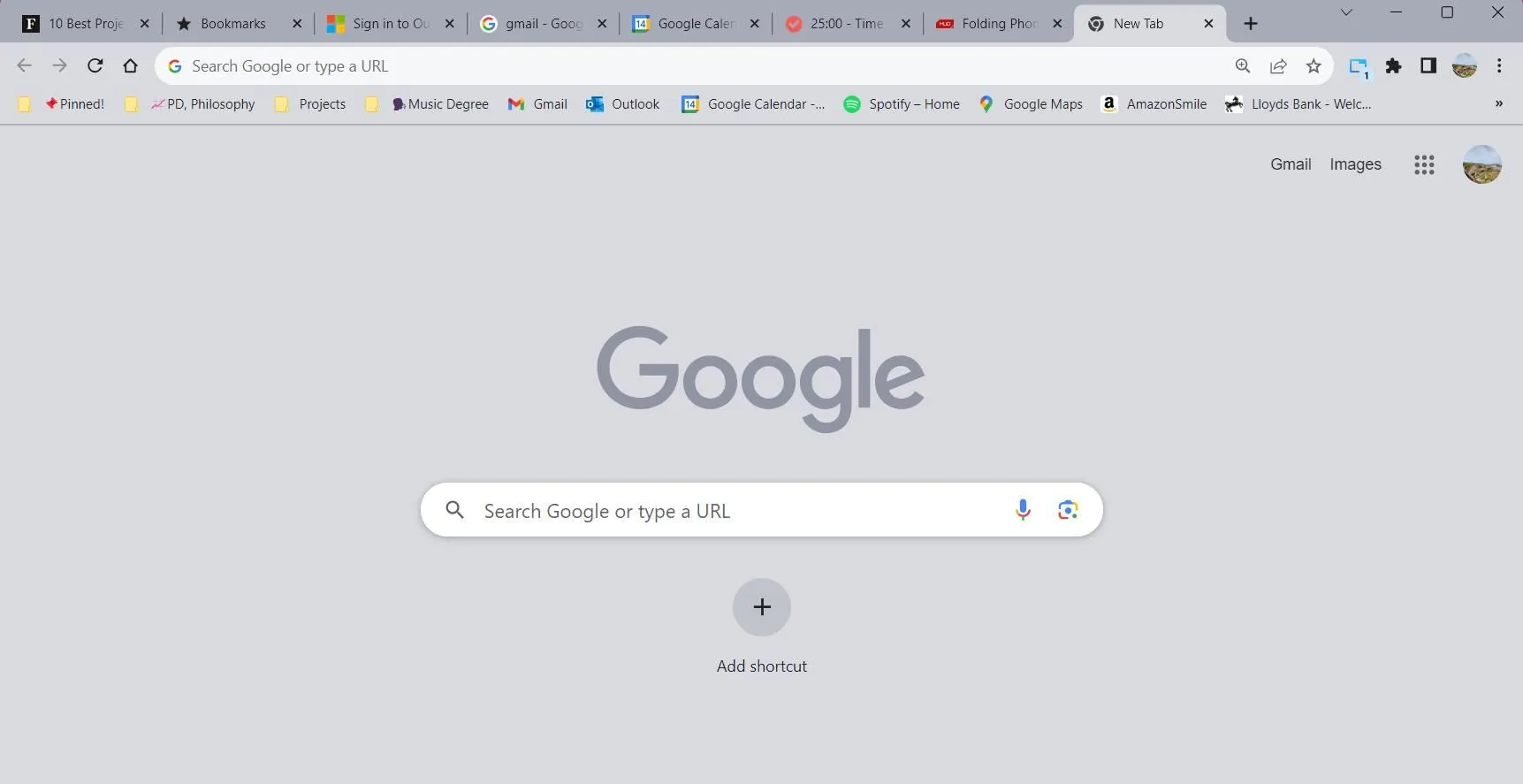 Trình duyệt Google Chrome với nhiều tab đang mở, minh họa việc sử dụng quá nhiều tài nguyên RAM và CPU, một thói quen phổ biến khiến laptop chạy chậm và ảnh hưởng đến hiệu suất làm việc.