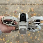 Trọng lượng nhẹ của DJI Neo thể hiện khi nằm gọn trong lòng bàn tay người dùng