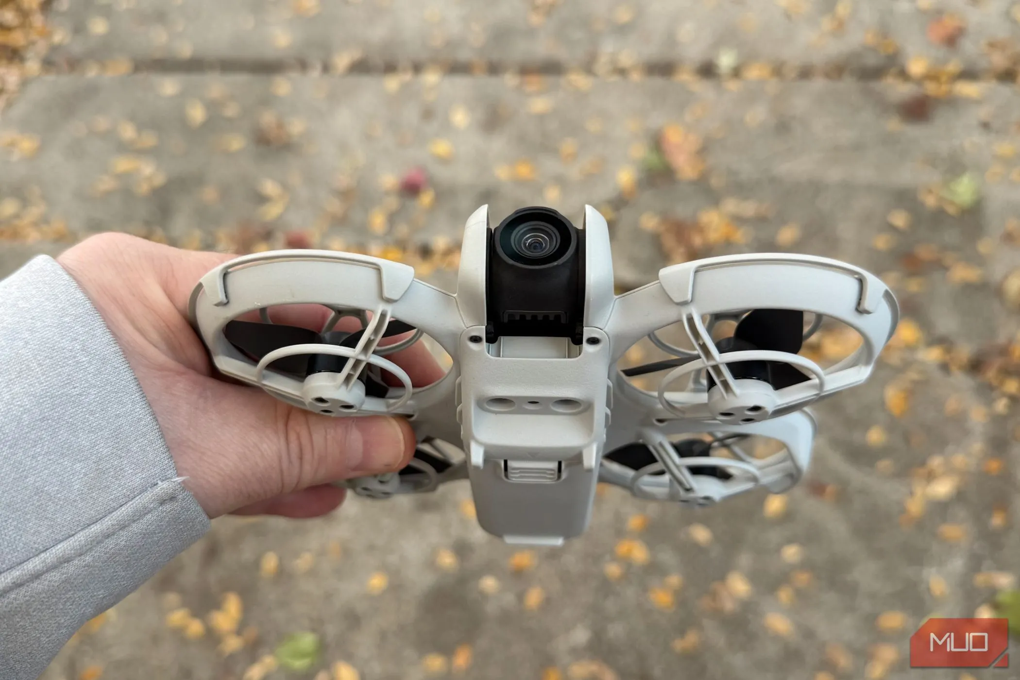 Trọng lượng nhẹ của DJI Neo thể hiện khi nằm gọn trong lòng bàn tay người dùng