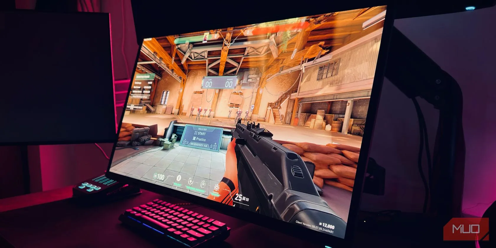 Tựa game Valorant hiển thị mượt mà trên màn hình OLED chuyên game, minh họa khả năng đáp ứng nhanh và tần số quét cao của màn hình OLED