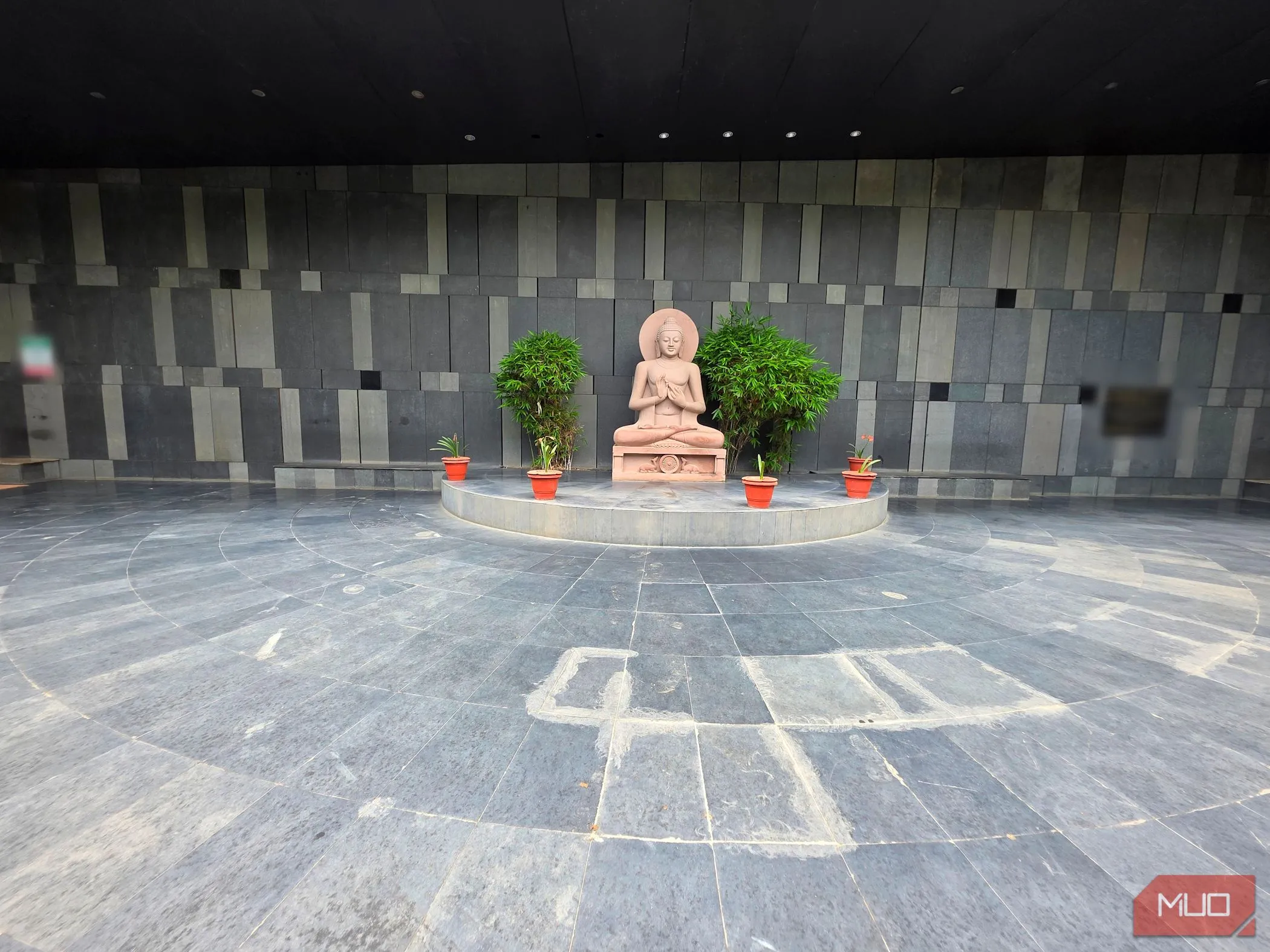 Tượng Phật được chụp bằng ống kính góc rộng, cho thấy hiệu ứng méo ảnh có thể được tận dụng để tạo phong cách độc đáo.