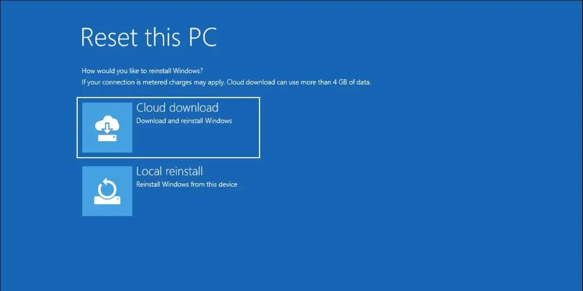 Tùy chọn cài đặt lại Windows 11 từ WinRE, cung cấp lựa chọn tải xuống từ đám mây hoặc cài đặt cục bộ.