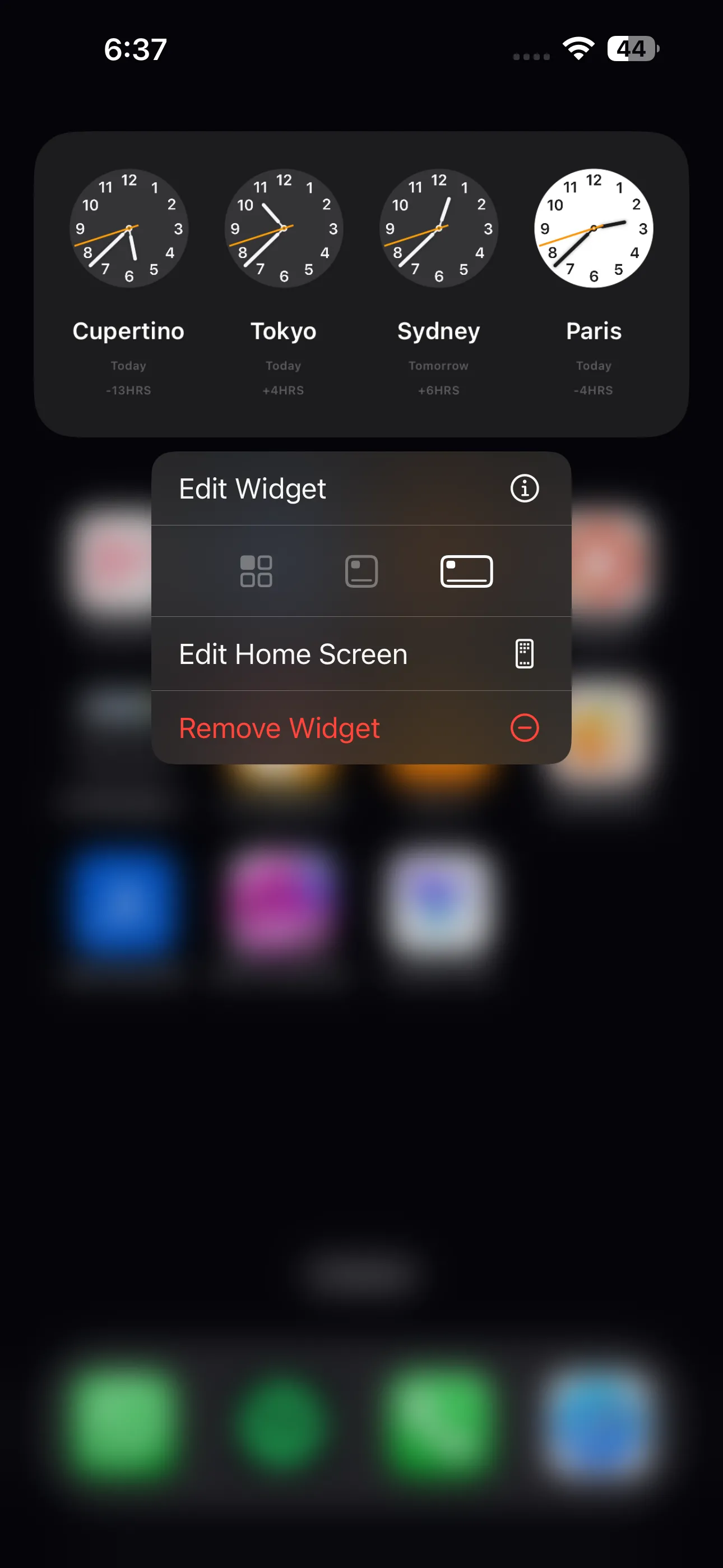 Tùy chọn chỉnh sửa hiển thị khi nhấn giữ widget Đồng hồ Thế giới hình chữ nhật trên iPhone