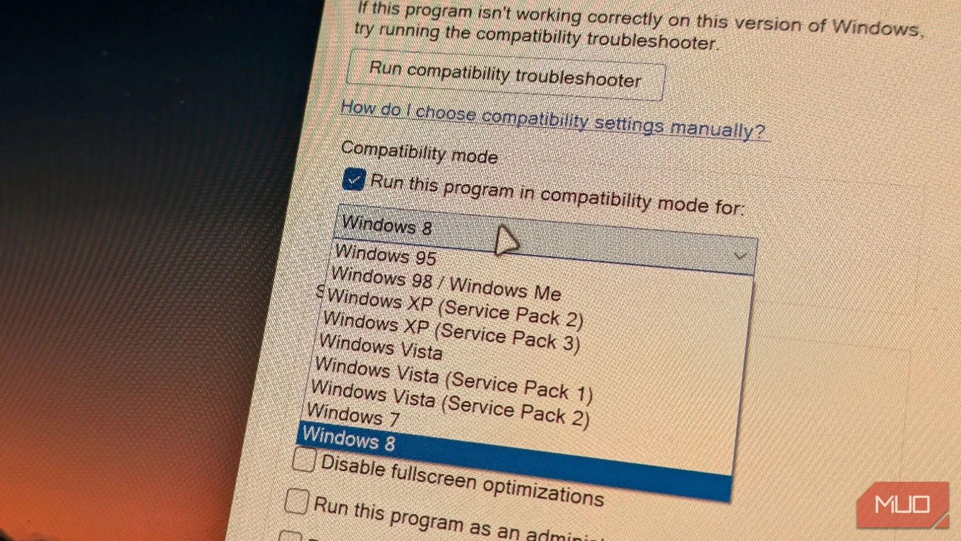 Tùy chọn hệ điều hành trong menu thả xuống Chế độ tương thích trên Windows 11 giúp chạy ứng dụng cũ