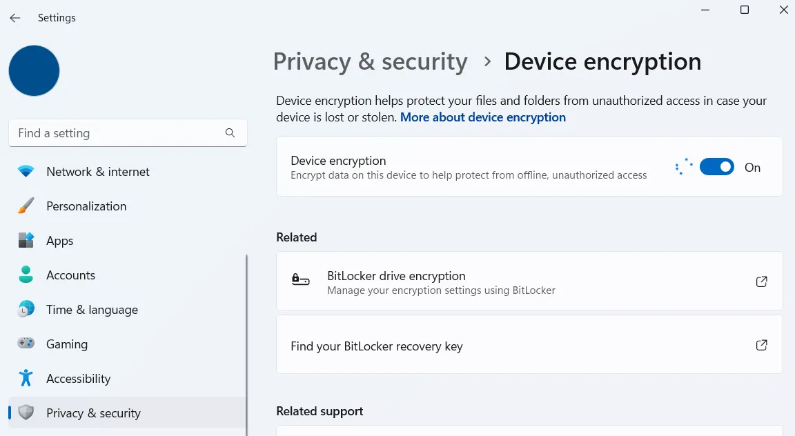 Tùy chọn mã hóa thiết bị (Device Encryption) trong cài đặt bảo mật của Windows 11