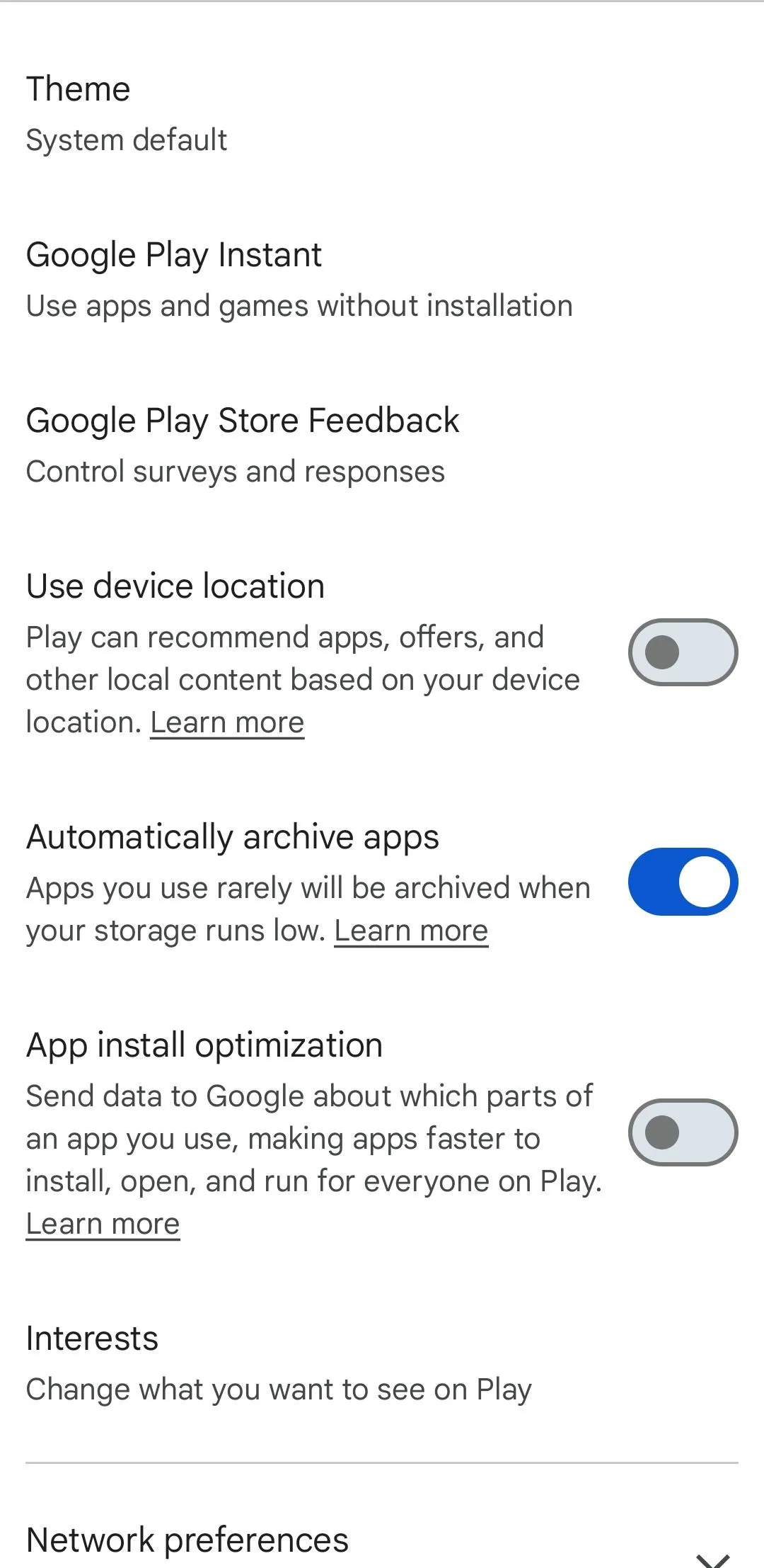 Tùy chọn tự động lưu trữ ứng dụng trong cài đặt chung của Google Play Store trên Android