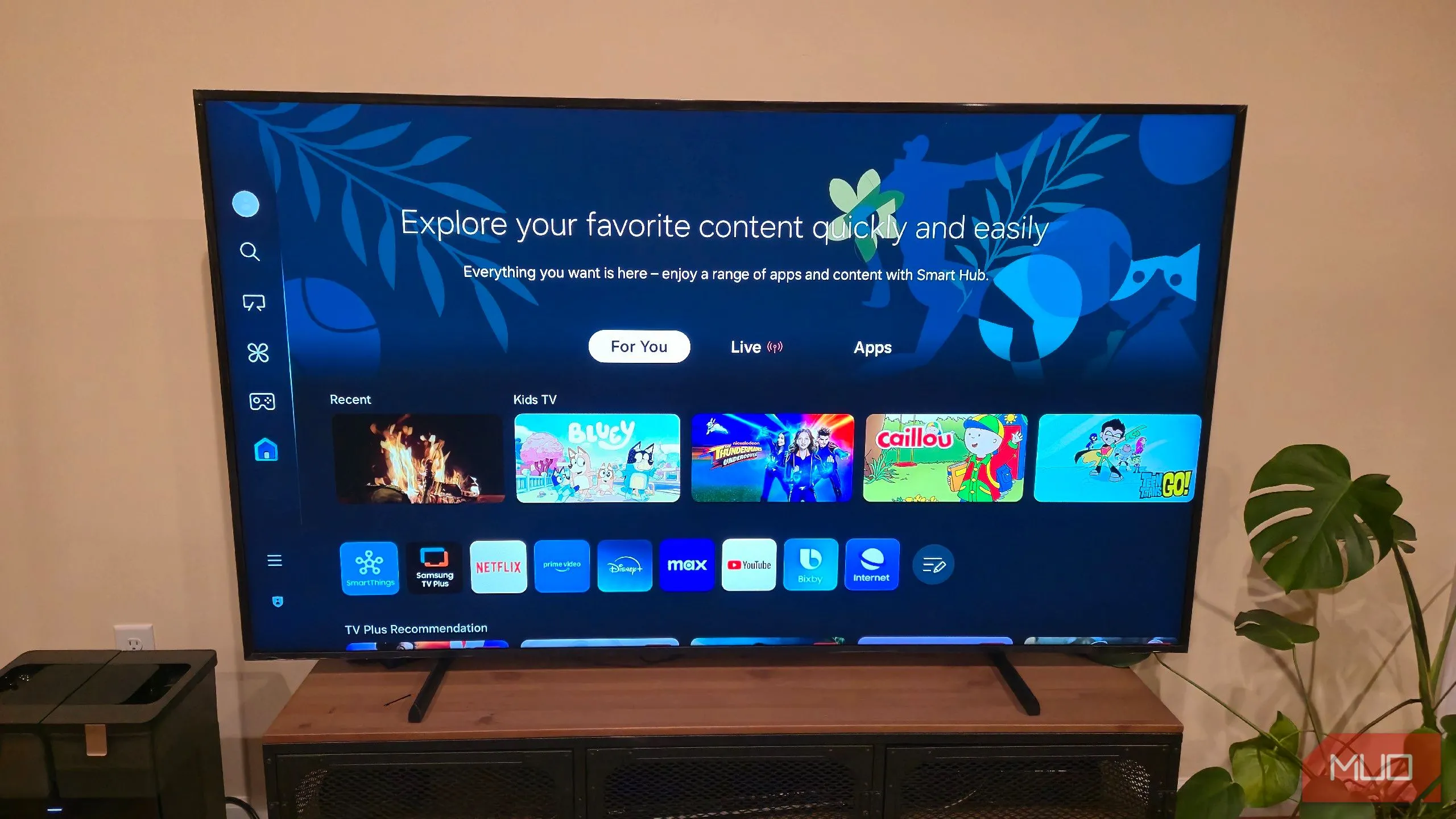 TV Samsung The Frame hiển thị giao diện One UI quen thuộc với các ứng dụng.