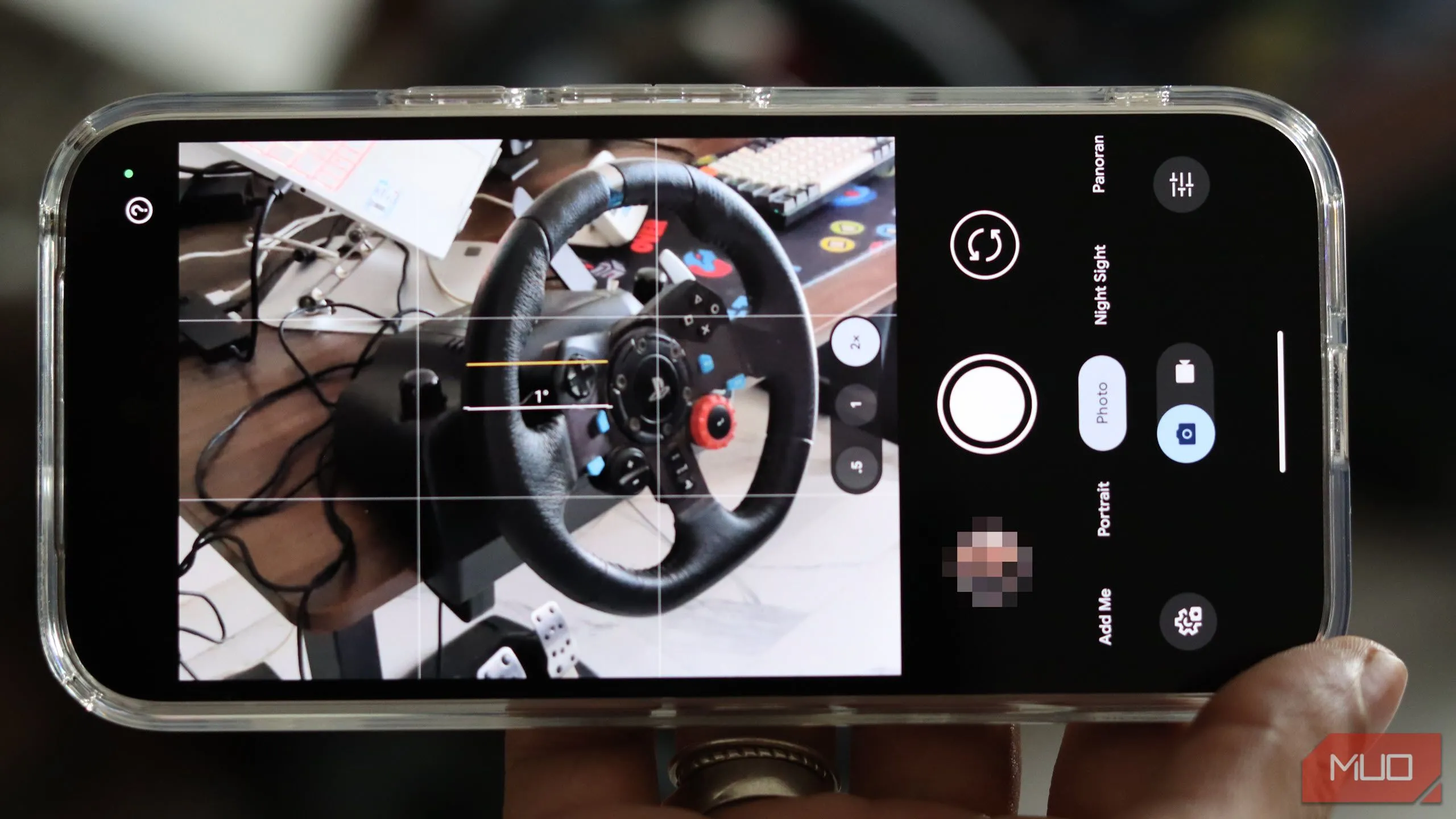 Ứng dụng Google Camera đang mở trên màn hình điện thoại Pixel 9a, thể hiện giao diện chụp ảnh với các tùy chọn chế độ.