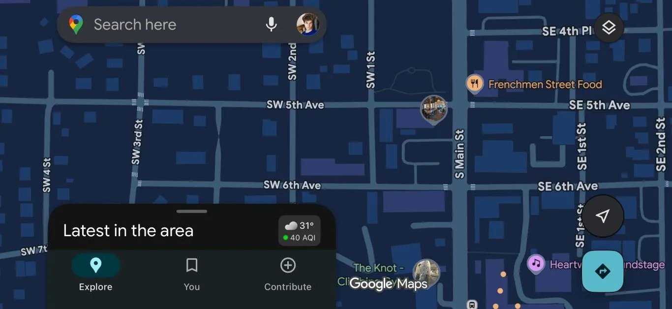 Ứng dụng Google Maps hiển thị trong chế độ tối (dark mode) khi điều hướng, giúp tiết kiệm pin điện thoại trong hành trình dài.