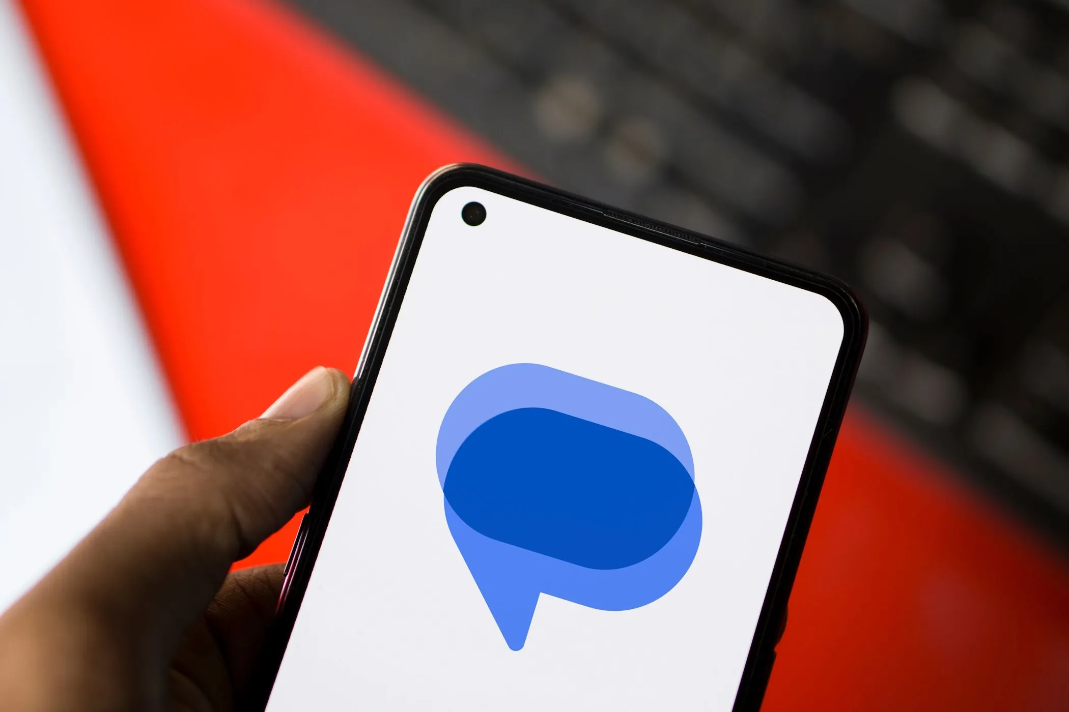 Ứng dụng Google Messages trên điện thoại Android, thể hiện chức năng quét nội dung nhạy cảm của SafetyCore