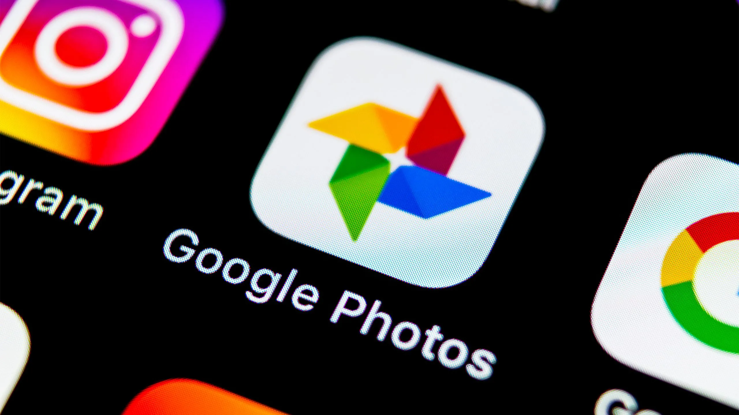 Ứng dụng Google Photos hiển thị trên màn hình điện thoại thông minh, minh họa việc mất quyền truy cập dữ liệu hình ảnh khi tài khoản Google bị khóa.