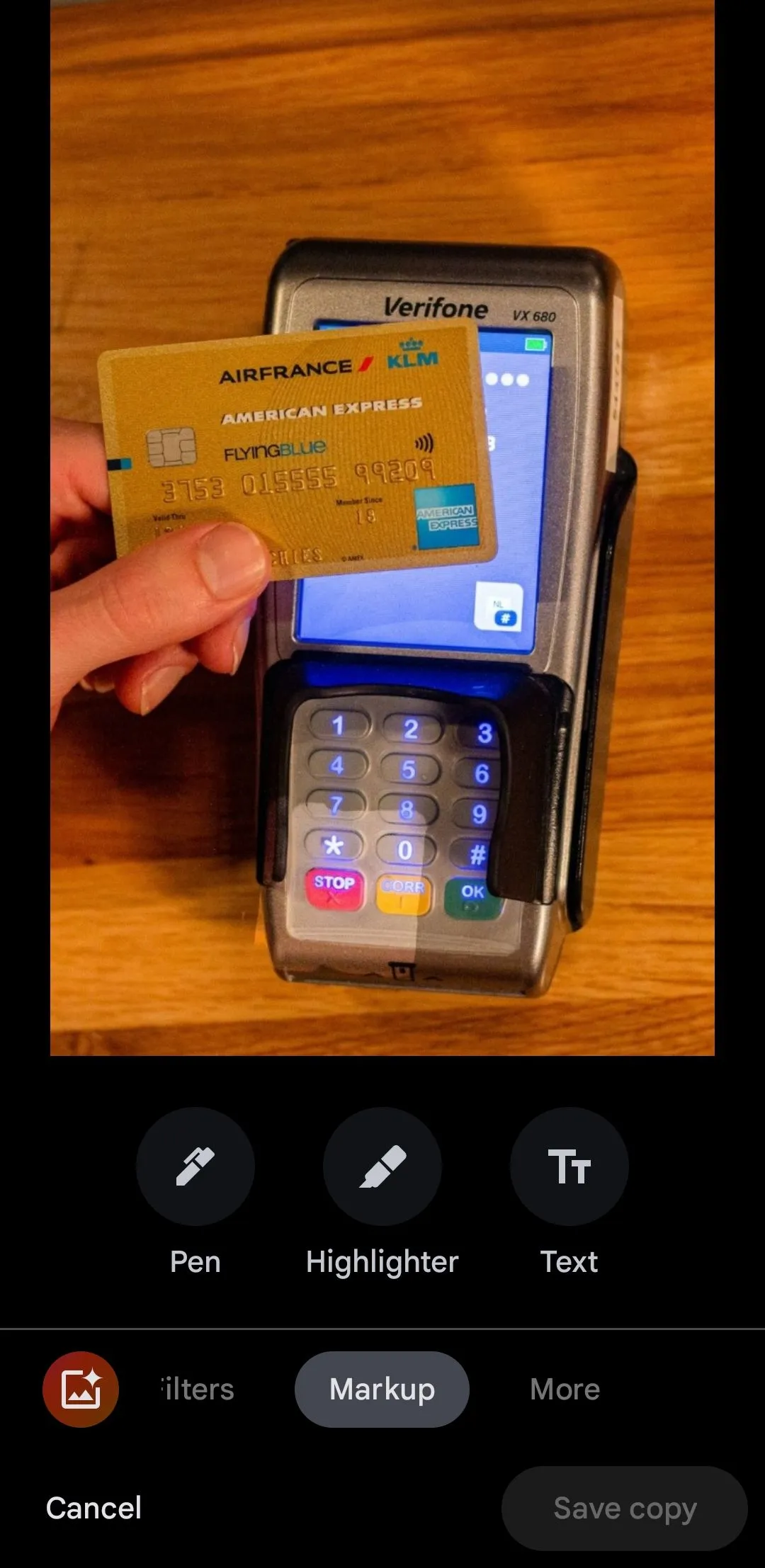 Ứng dụng Google Photos trên Android với công cụ Đánh dấu (Markup) được chọn để che thông tin thẻ ngân hàng.