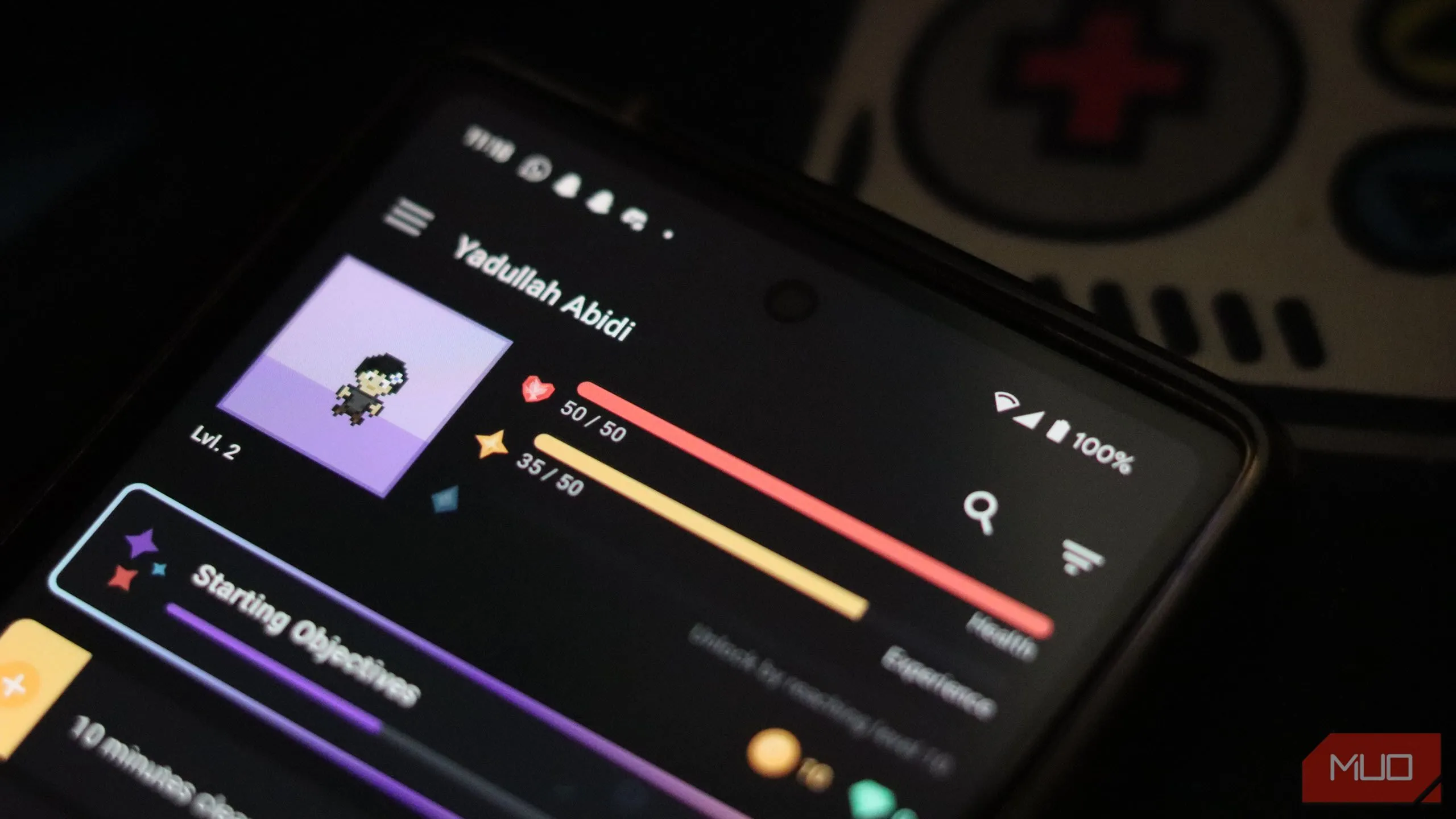 Ứng dụng Habitica đang chạy trên điện thoại thông minh, hiển thị điểm số và tiến độ game hóa các nhiệm vụ của người dùng.