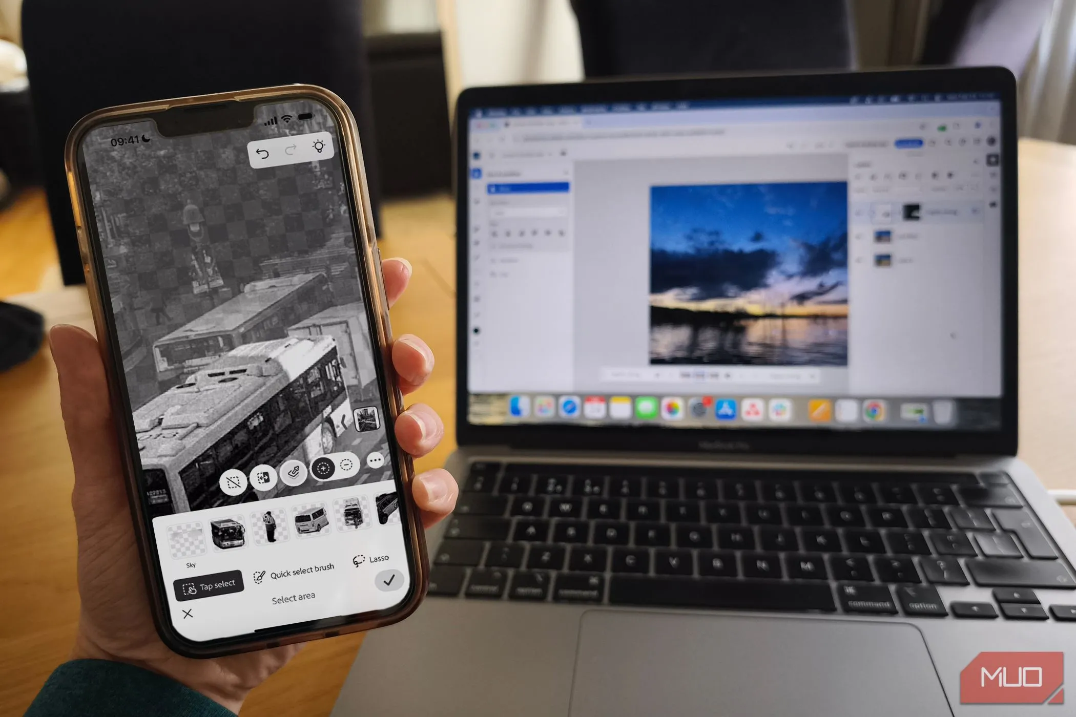 Ứng dụng Photoshop Mobile và ứng dụng web hiển thị trên MacBook