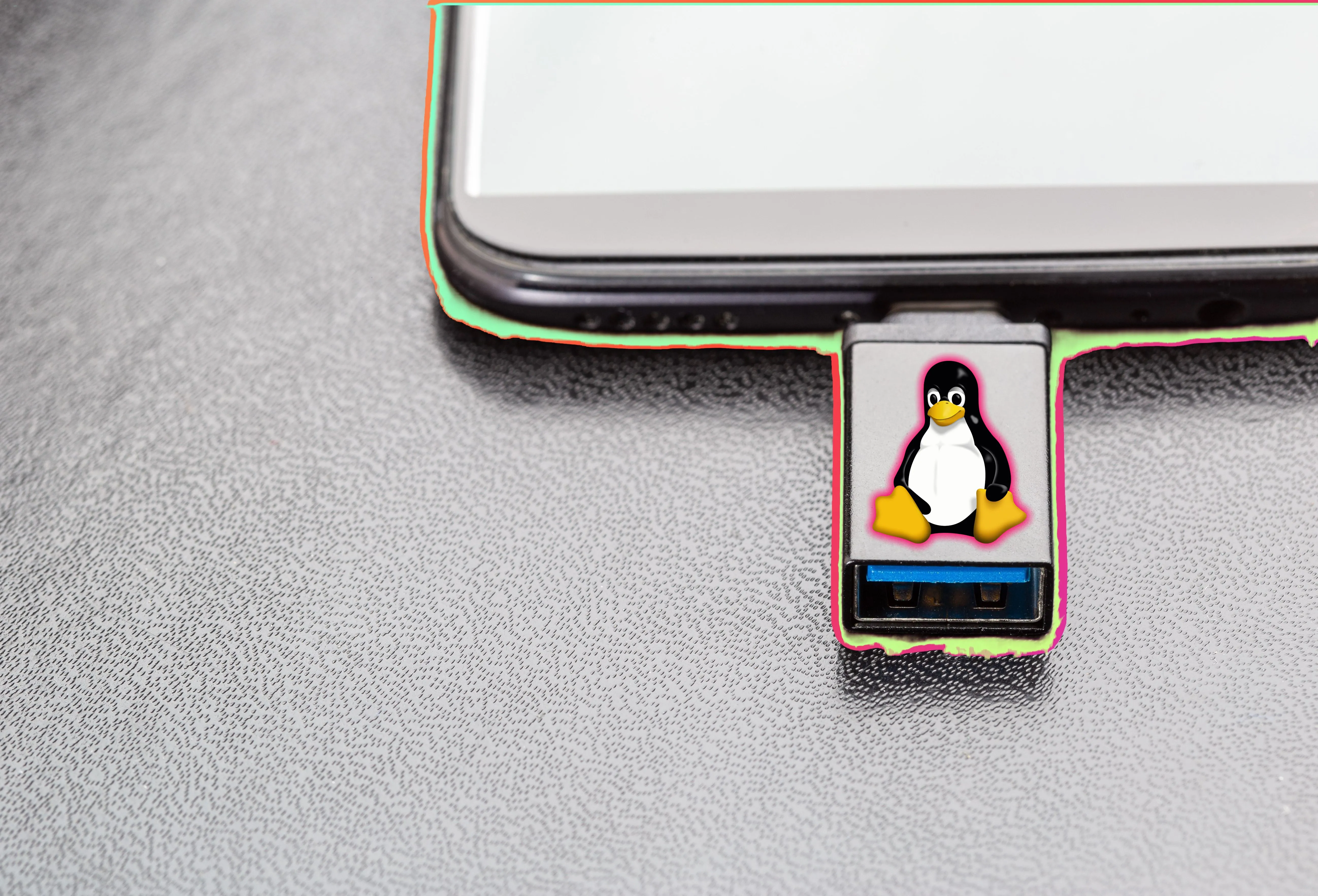 USB cứu hộ SystemRescue với biểu tượng Linux Tux đang cắm vào laptop