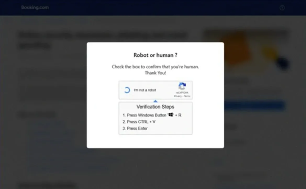 Ví dụ trang lừa đảo Booking.com giả mạo yêu cầu người dùng chạy lệnh độc hại, được phát hiện bởi Microsoft Threat Intelligence