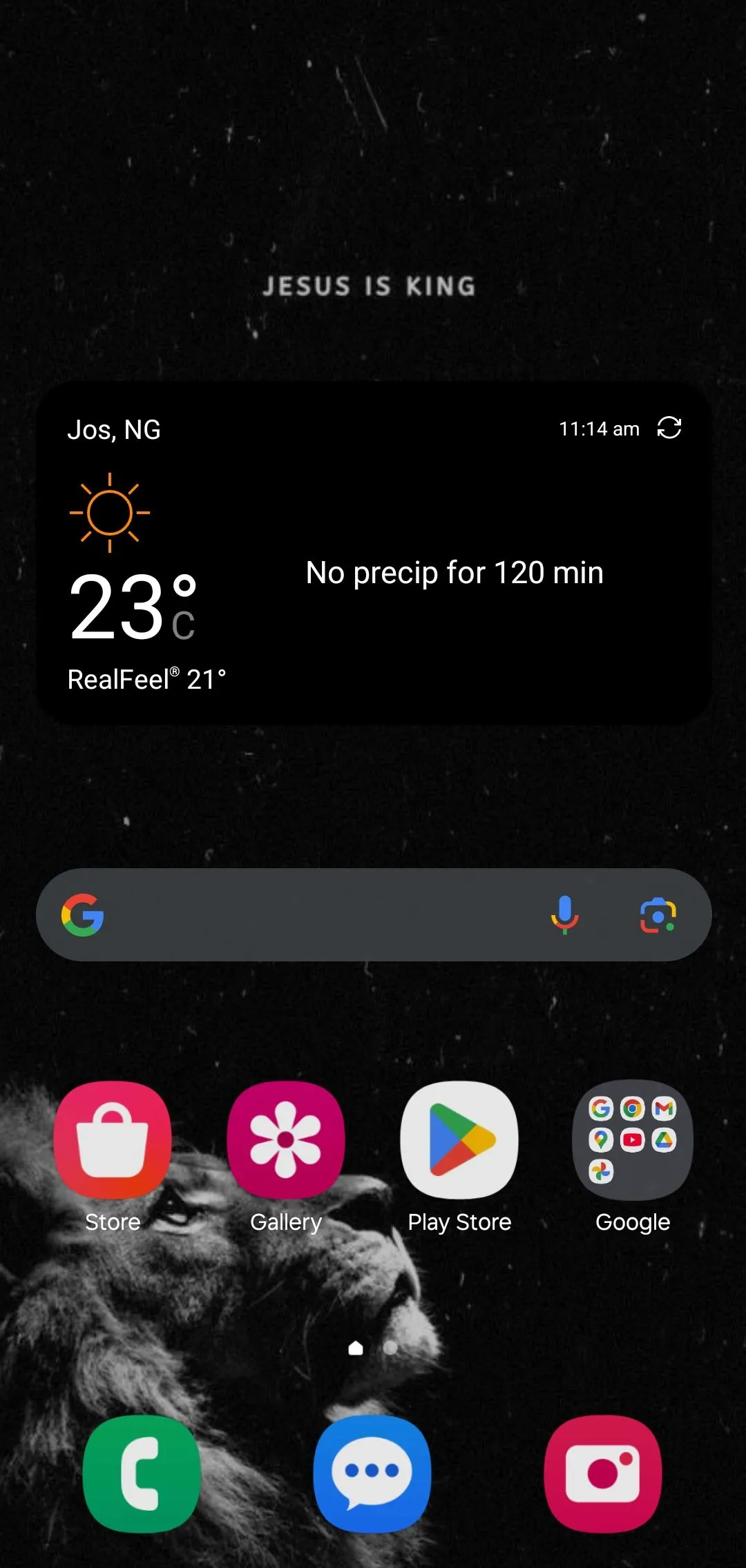 Ví dụ về widget AccuWeather được đặt trên màn hình chính Android, hiển thị thông tin thời tiết nhanh chóng