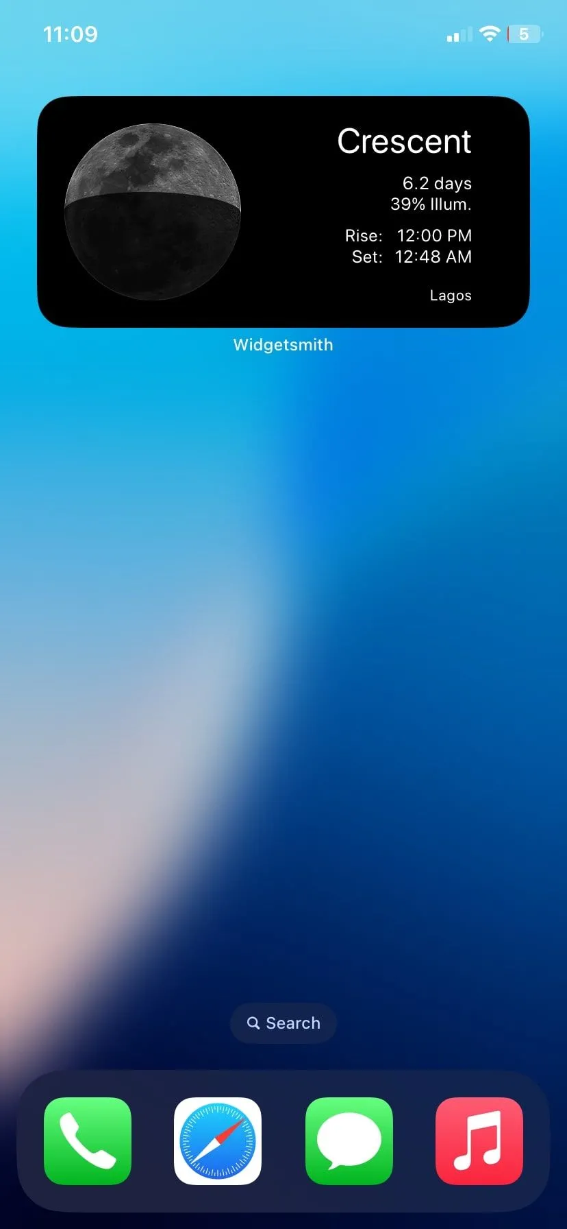 Ví dụ widget tùy chỉnh từ Widgetsmith trên màn hình chính iPhone
