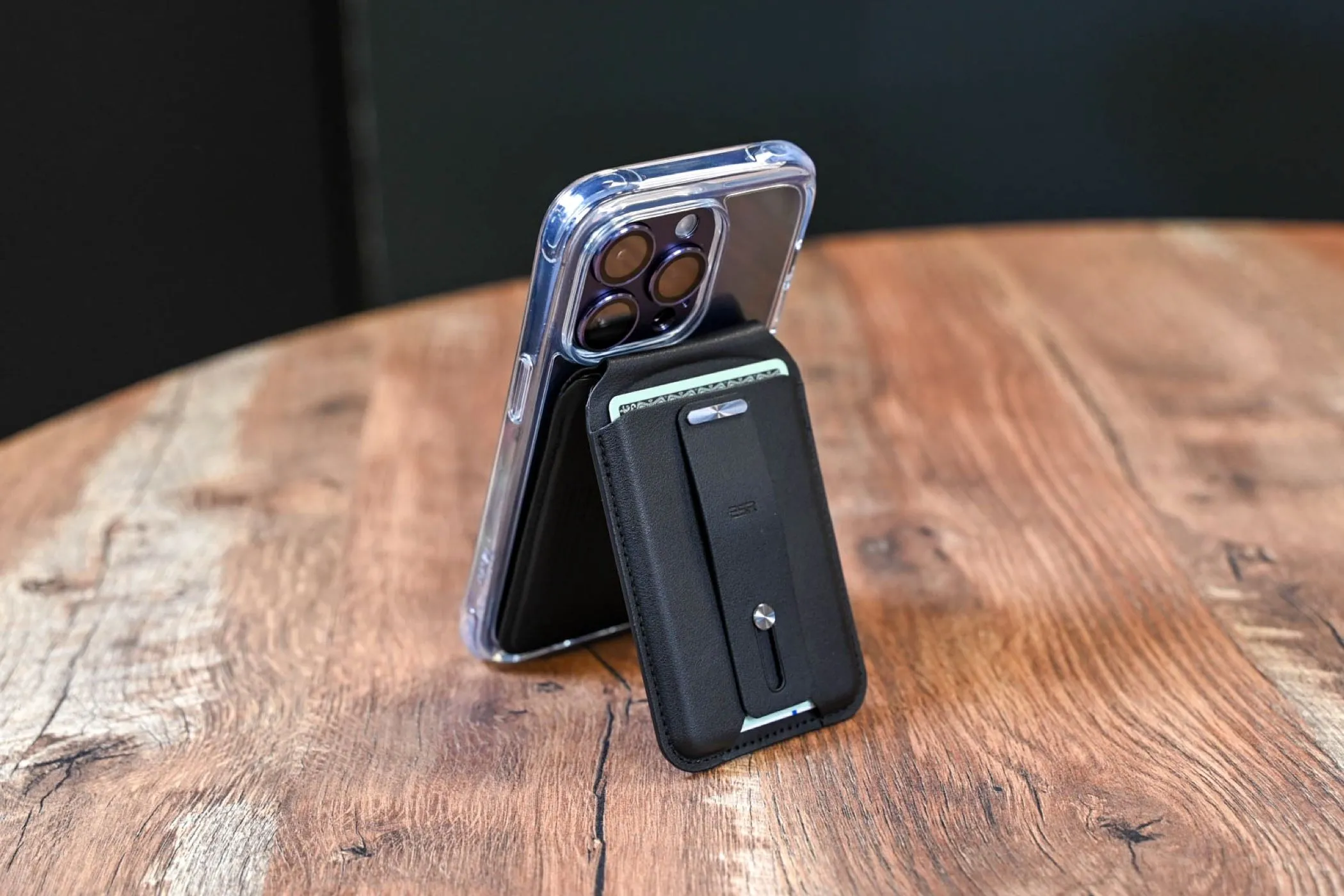 Ví ESR HaloLock Geo MagSafe gắn trên iPhone, sử dụng làm chân đế điện thoại, minh họa phụ kiện MagSafe tiện ích