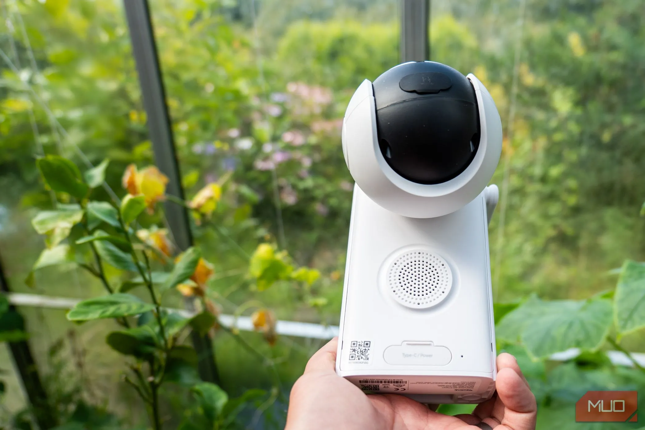 Vị trí loa và khe cắm thẻ nhớ SD dưới đáy camera Reolink Altas PT Ultra.