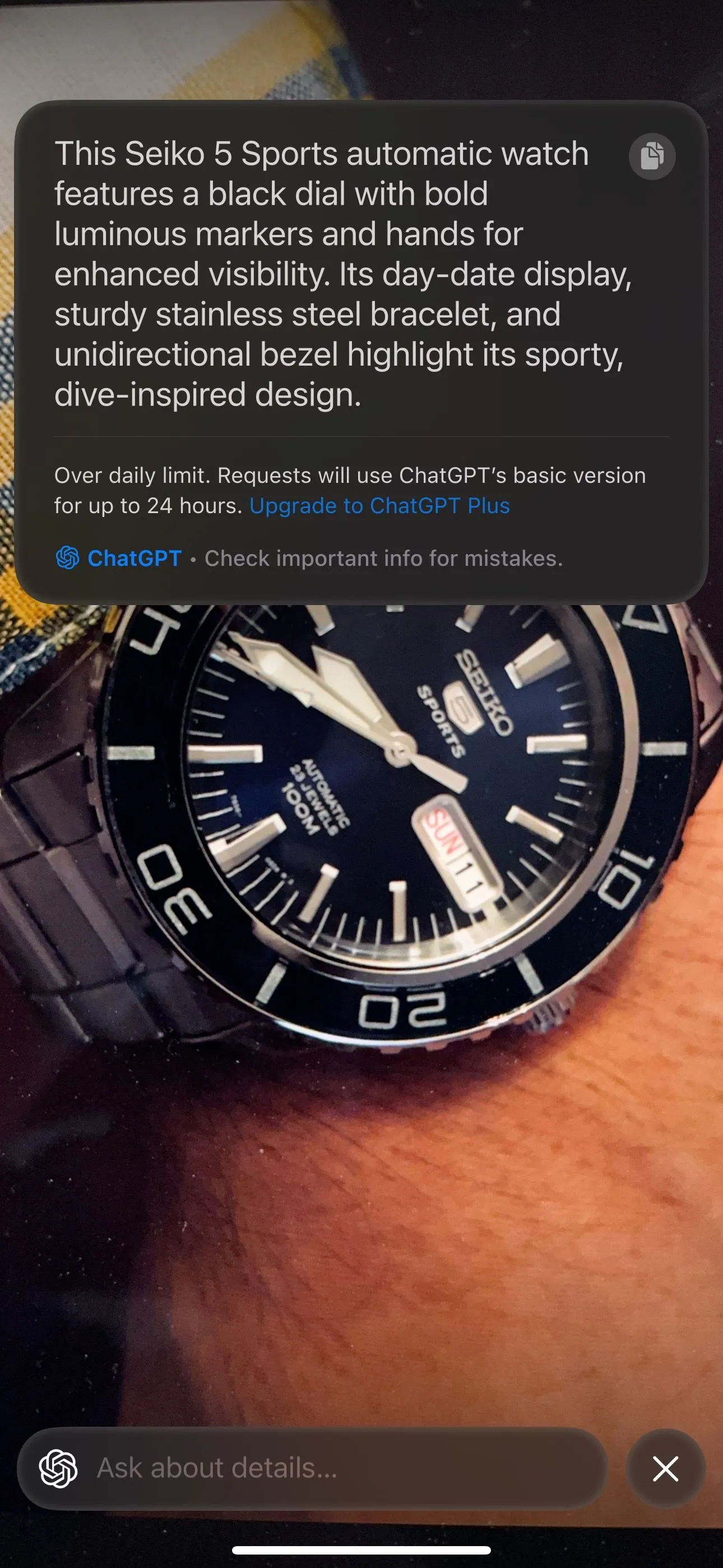 Visual Intelligence giúp người dùng iPhone 15 Pro tra cứu thông tin về một chiếc đồng hồ đeo tay