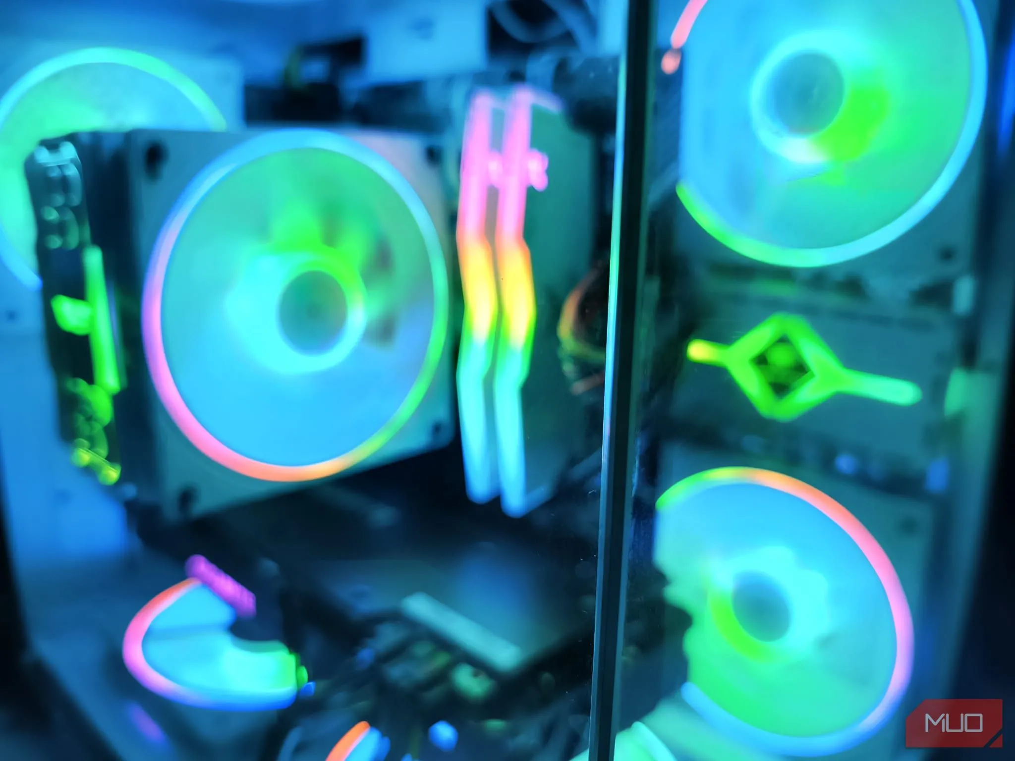 Vỏ case Apevia Prism-WH Micro-ATX Cube với tấm kính cường lực mang lại vẻ ngoài tinh tế cho PC chỉnh sửa ảnh