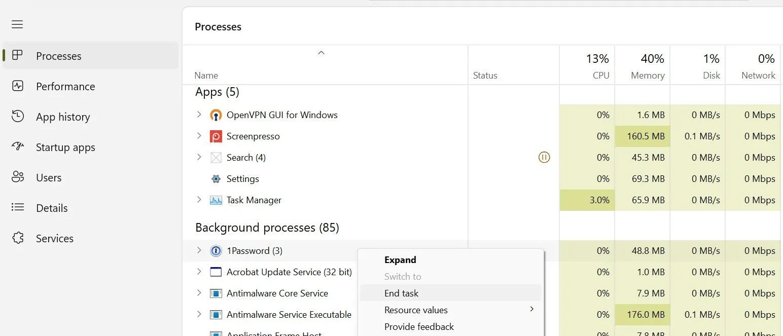 Vô hiệu hóa một tiến trình ứng dụng chạy nền trong Task Manager của Windows để giải phóng tài nguyên.