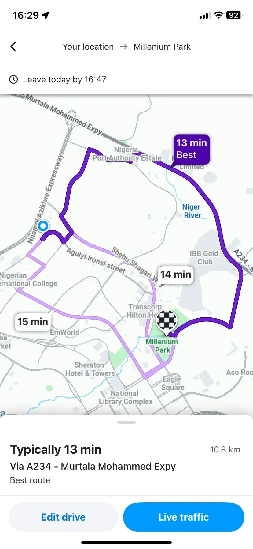 Waze hiển thị tuyến đường được đề xuất, có cảnh báo về tắc đường