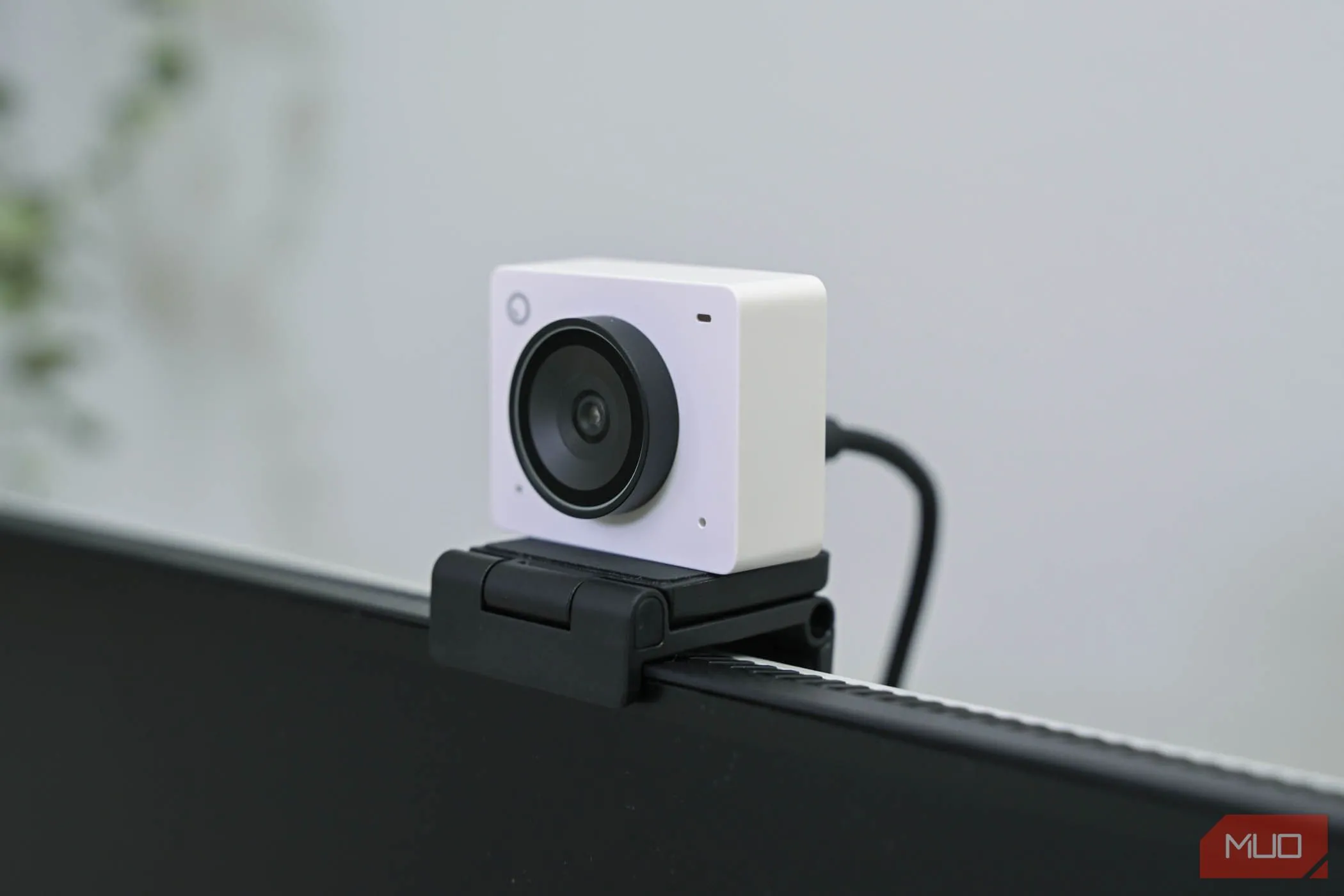 Webcam OBSBOT Meet 2 đang tắt trên màn hình