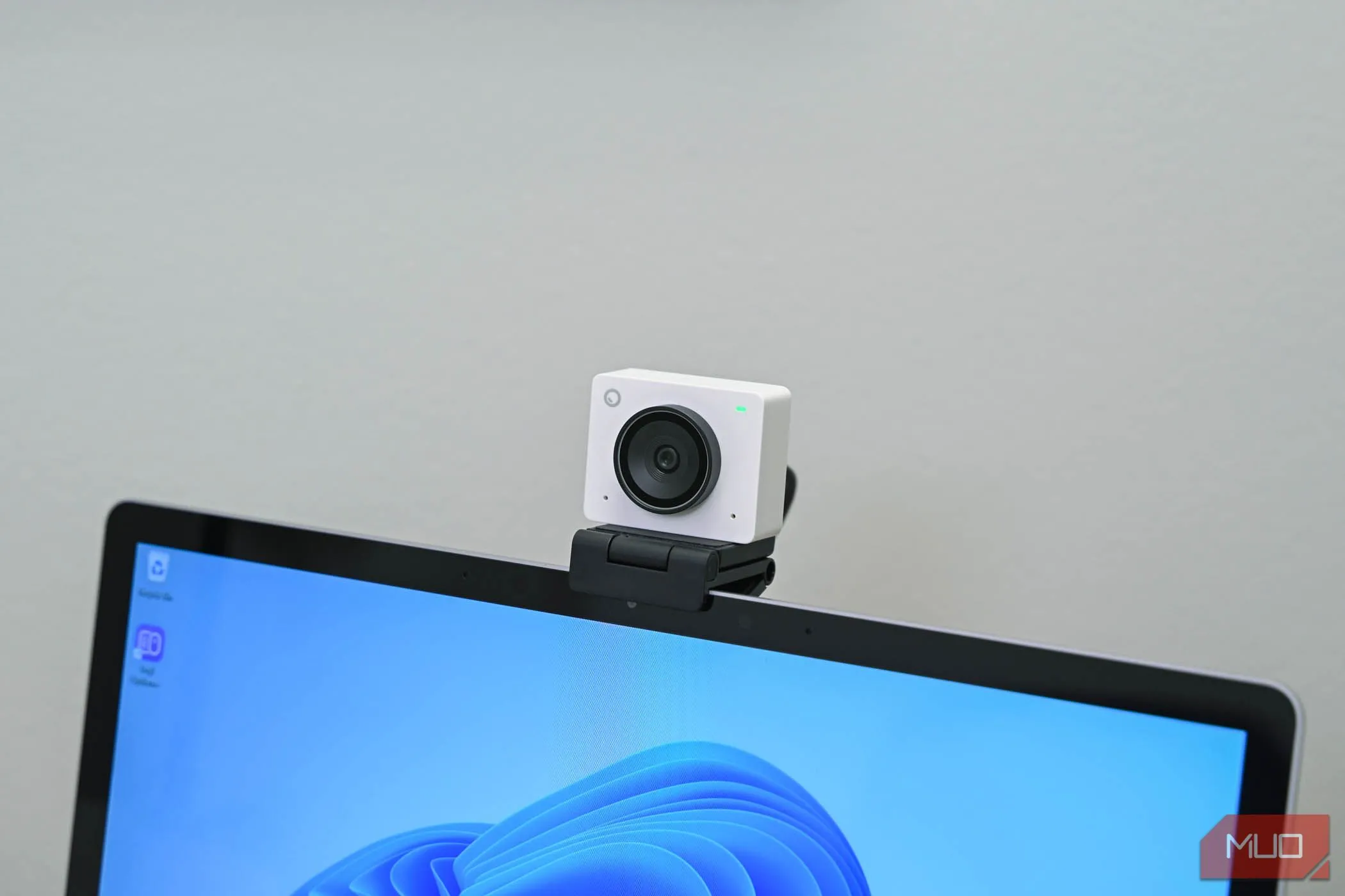 Webcam OBSBOT Meet 2 đặt trên laptop