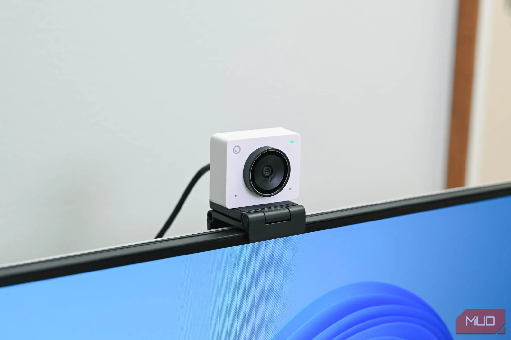 Webcam OBSBOT Meet 2 đặt trên màn hình máy tính