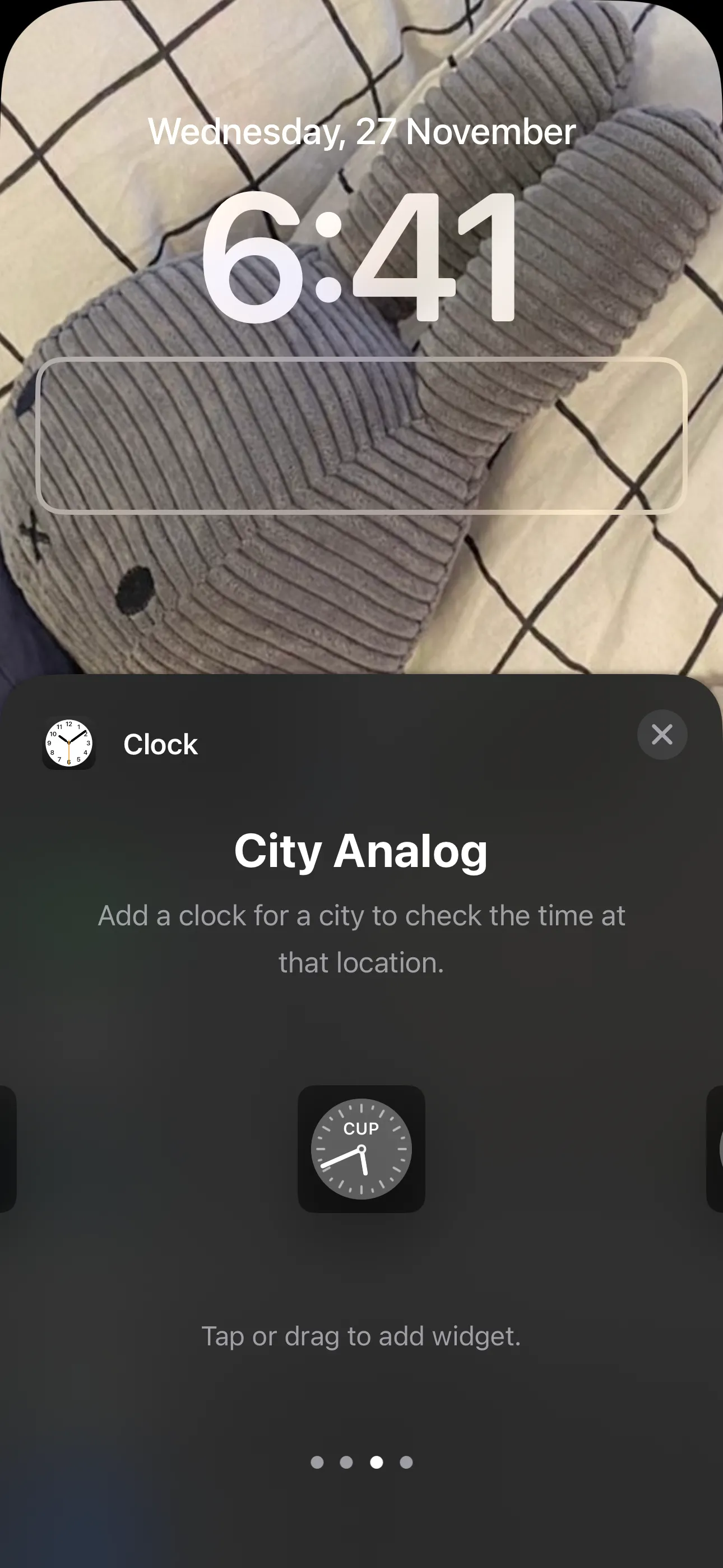 Widget Đồng hồ Analog thành phố trên màn hình khóa iPhone, hiển thị các múi giờ khác nhau