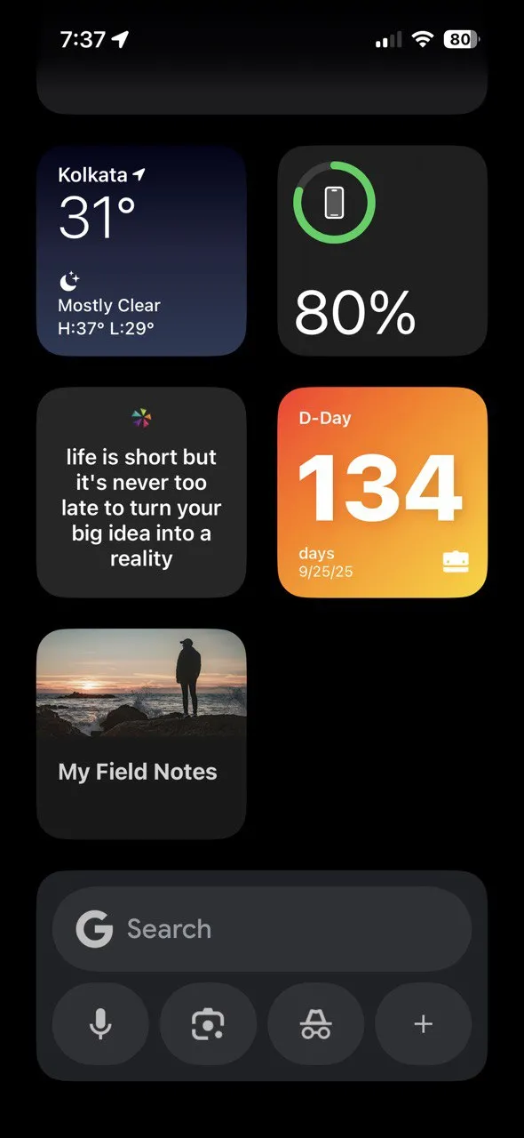 Widget tìm kiếm Google kích thước lớn trên màn hình chính của iPhone, hiển thị các tùy chọn tìm kiếm nhanh như tìm kiếm giọng nói và Google Lens.