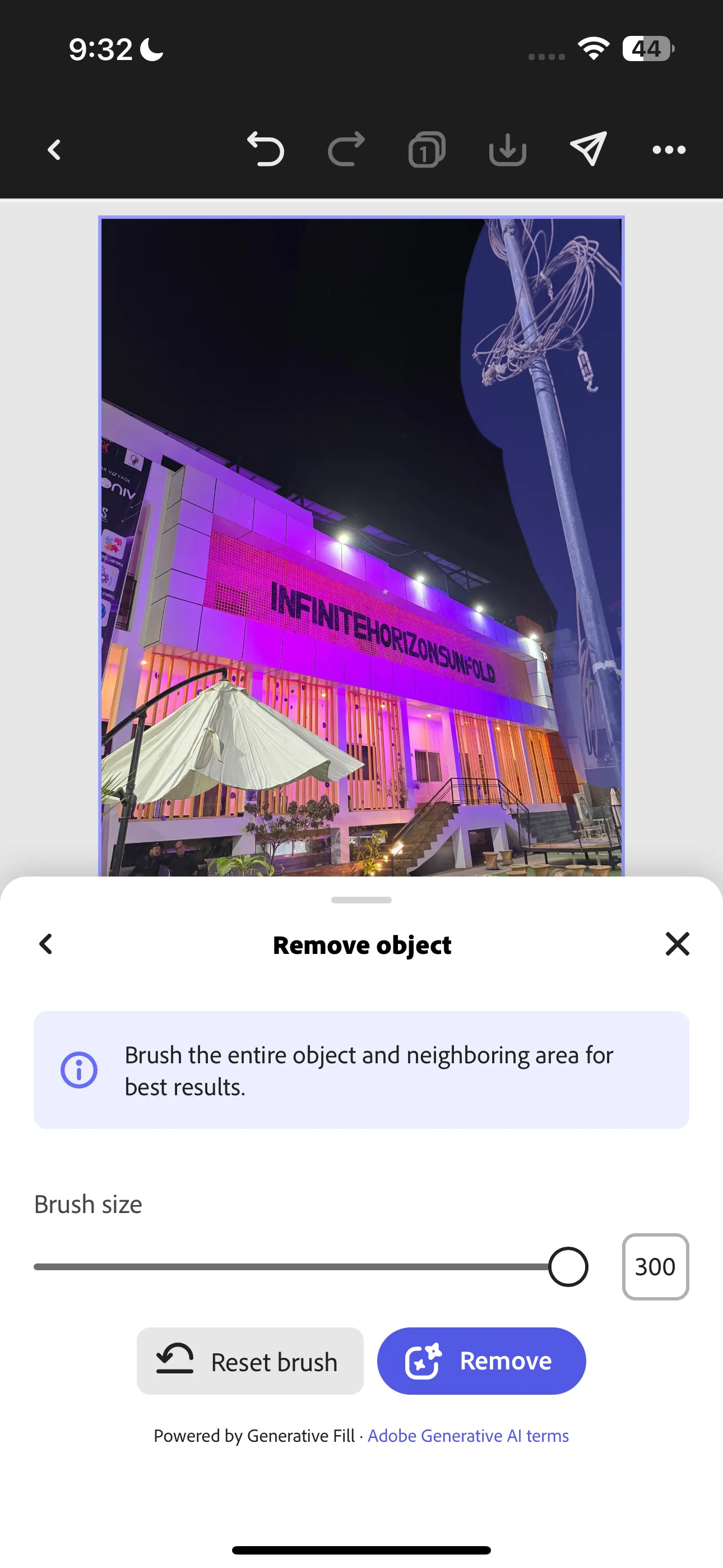 Xóa cột điện khỏi ảnh bằng công cụ Remove Object của Adobe Express, minh họa giao diện và thao tác chọn vật thể để xóa.
